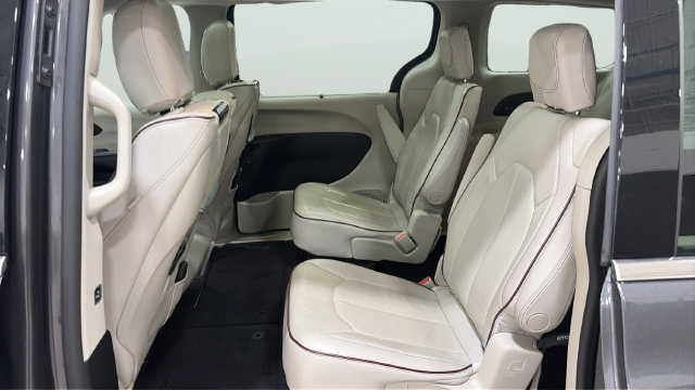 Used 2017 Chrysler Pacifica Limited w/ UConnect Theater Package FWD image 17