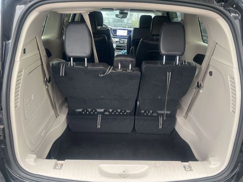 Used 2023 Chrysler Pacifica Touring-L FWD image 15