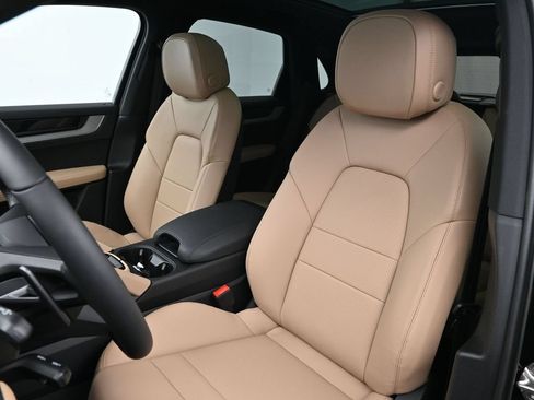 Certified 2026 Porsche Cayenne AWD/4WD image 5