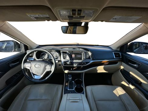 Used 2017 Toyota Highlander Limited Platinum image 9