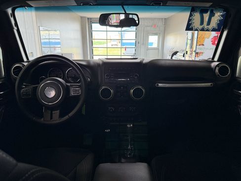 Used 2017 Jeep Wrangler Unlimited Sahara w/ Connectivity Group AWD/4WD image 11