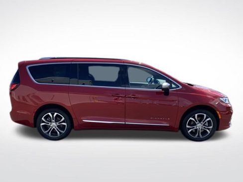 Used 2025 Chrysler Pacifica Pinnacle w/ Trailer Tow Group AWD/4WD image 9