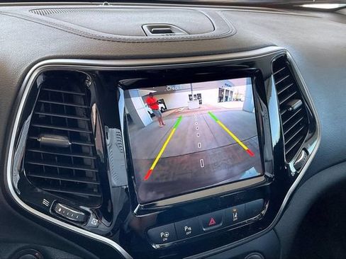 Used 2019 Jeep Cherokee Limited w/ Luxury Group FWD image 11