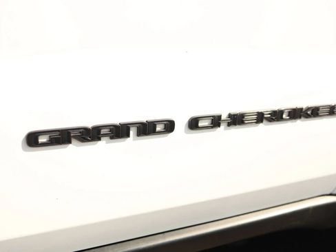 Used 2018 Jeep Grand Cherokee Laredo AWD/4WD image 38