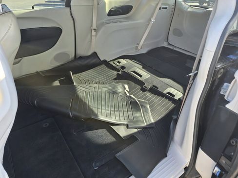 Used 2020 Chrysler Pacifica Limited image 17