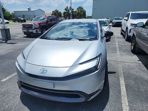 Used 2025 Toyota Prius XLE FWD image 4