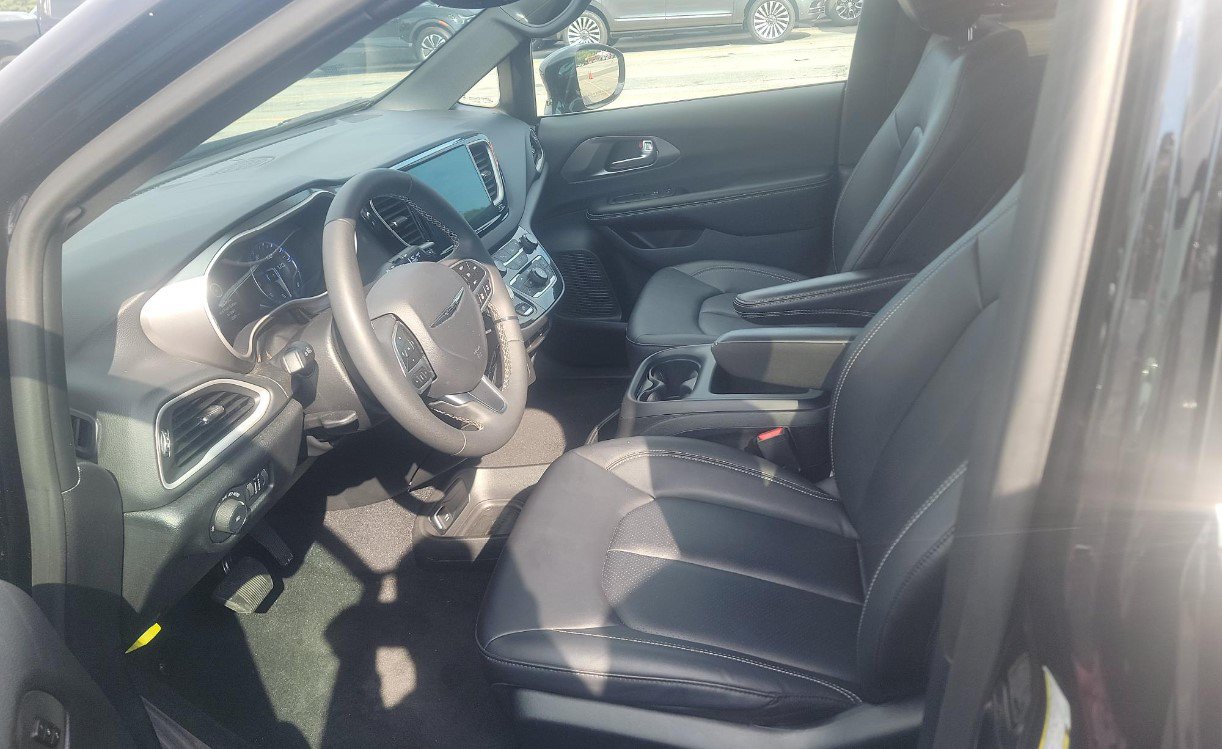 Used 2026 Chrysler Pacifica Select FWD image 7