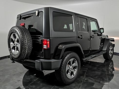 Used 2016 Jeep Wrangler Unlimited Sahara w/ Connectivity Group AWD/4WD image 9