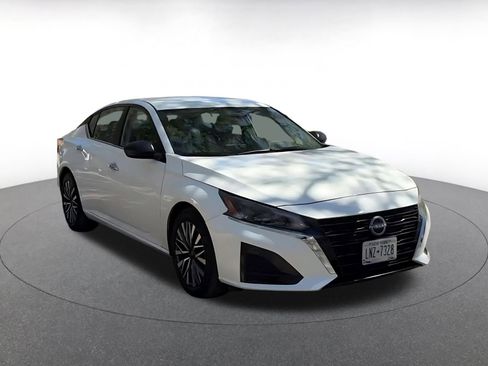 Used 2025 Nissan Altima 2.5 SV image 3