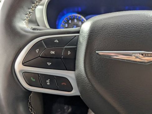 Used 2022 Chrysler Pacifica Touring-L image 25