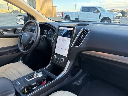 Used 2024 Ford Edge SE image 16