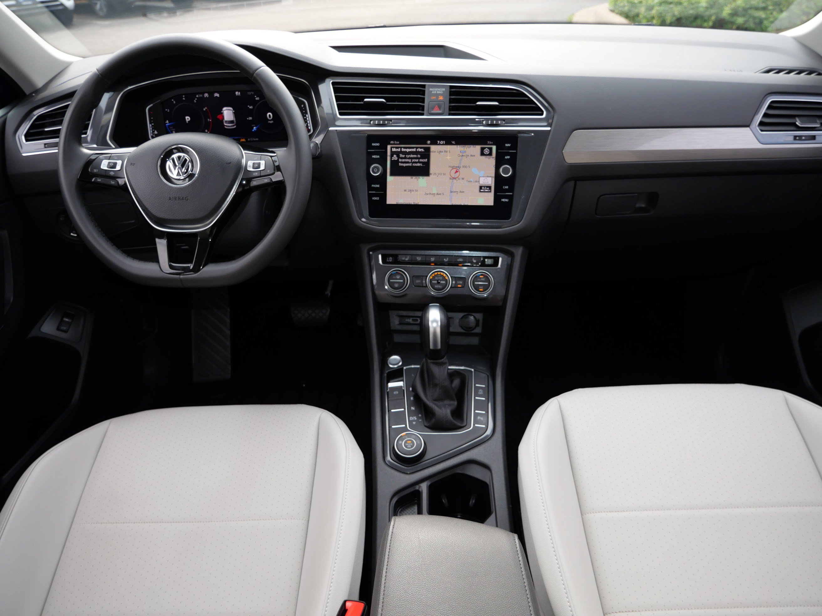 Used 2020 Volkswagen Tiguan SEL AWD/4WD image 10