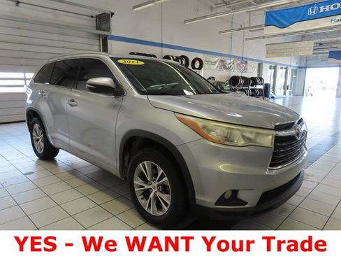 Used 2014 Toyota Highlander XLE FWD image 16