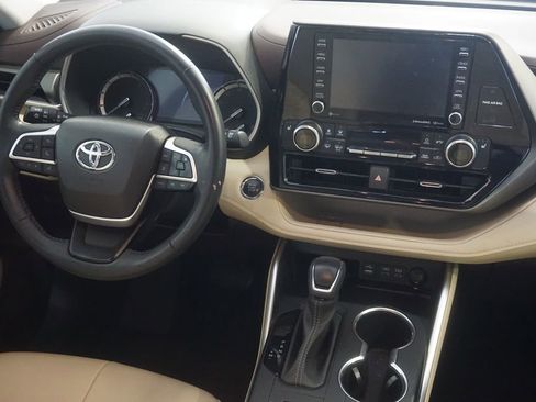 Used 2022 Toyota Highlander XLE AWD/4WD image 28