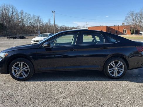 Used 2024 Volkswagen Jetta SE image 2