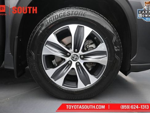 Used 2024 Toyota Highlander XLE AWD/4WD image 36