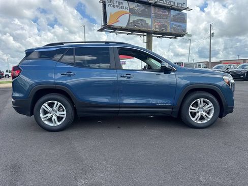 Used 2024 GMC Terrain SLE w/ Driver Convenience Package FWD image 8