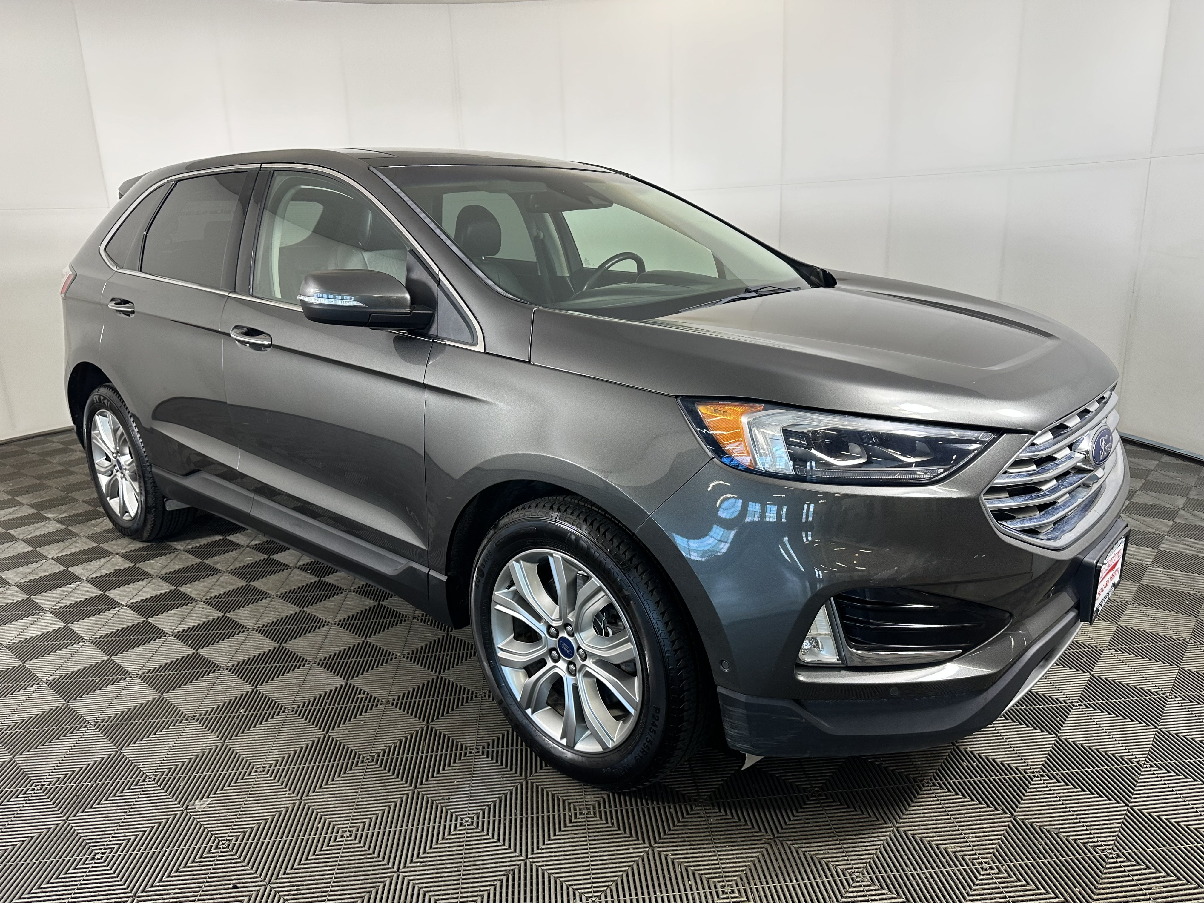 Used 2019 Ford Edge Titanium w/ Equipment Group 301A AWD/4WD image 4
