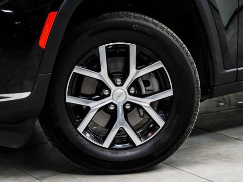 Used 2023 Jeep Grand Cherokee L Limited AWD/4WD image 3