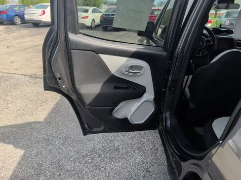 Used 2018 Jeep Renegade Latitude w/ Cold Weather Group FWD image 14