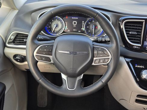 Used 2023 Chrysler Pacifica Touring-L image 23