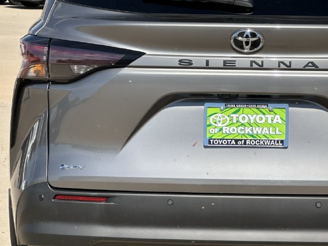 Used 2026 Toyota Sienna XLE FWD image 5