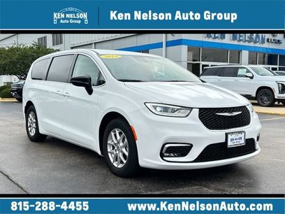 Used 2024 Chrysler Pacifica Touring-L w/ Uconnect Theater Family Group