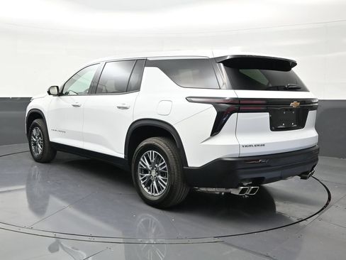 Used 2025 Chevrolet Traverse LT FWD image 3
