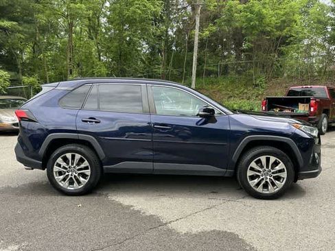 Used 2019 Toyota RAV4 XLE Premium w/ Cold Weather Package AWD/4WD image 3
