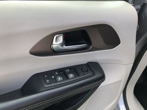 Used 2020 Chrysler Voyager Lxi image 22