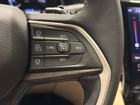 Used 2023 Jeep Grand Cherokee L Limited w/ Luxury Tech Group II AWD/4WD image 15