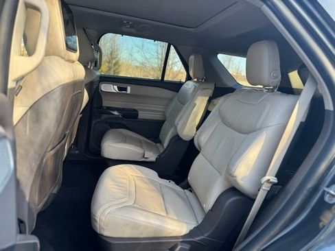 Used 2020 Ford Explorer Platinum w/ Premium Technology Package image 19