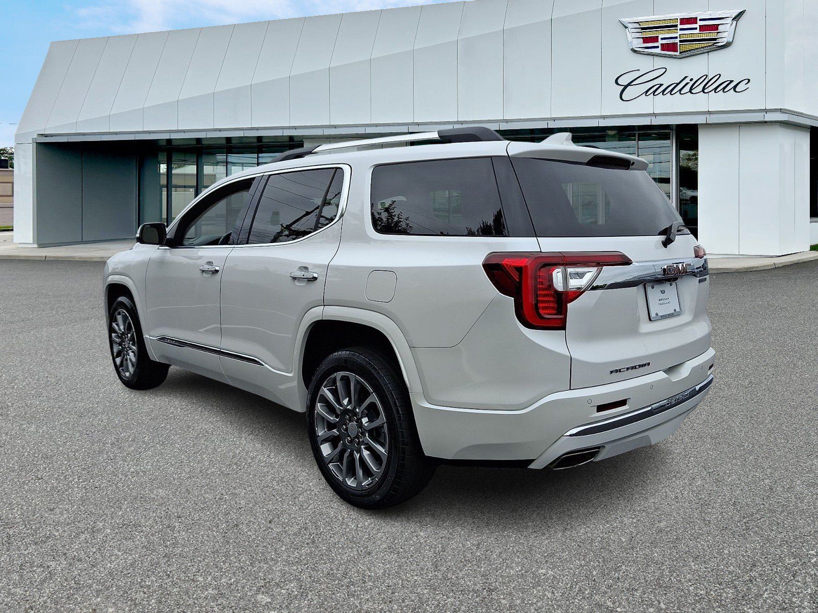 Used 2022 GMC Acadia Denali w/ Denali Ultimate Package FWD image 4