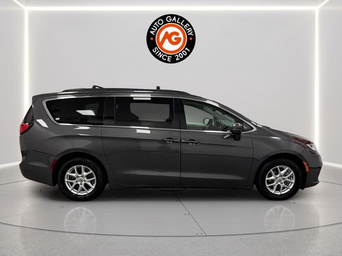 Used 2022 Chrysler Pacifica Touring-L FWD image 8