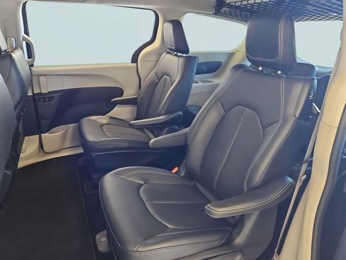 Used 2024 Chrysler Pacifica Limited FWD image 23