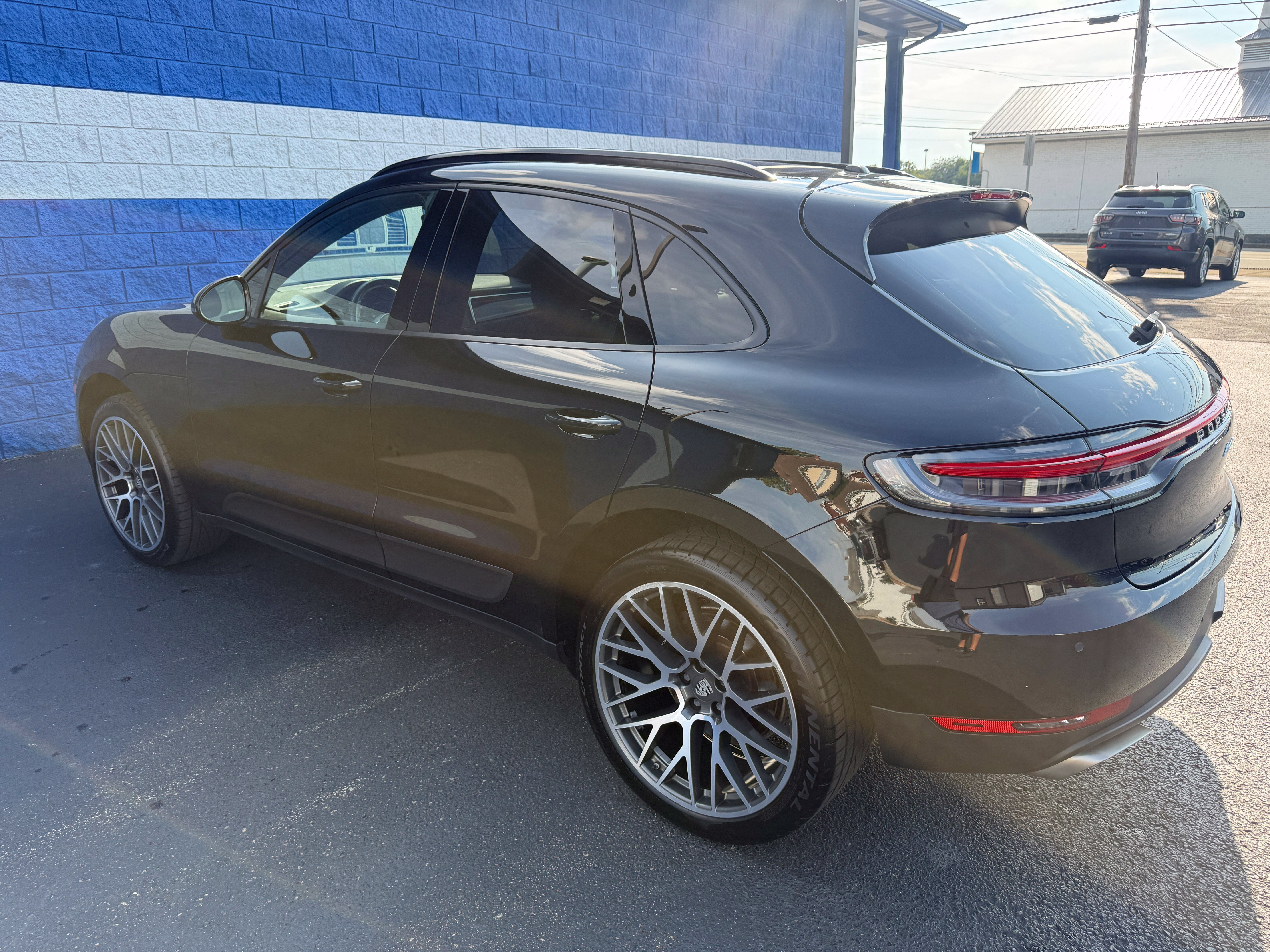 Used 2020 Porsche Macan AWD/4WD image 18