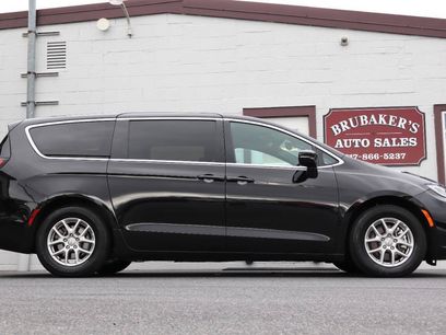 Used 2025 Chrysler Pacifica Select