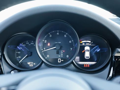 Certified 2025 Porsche Macan image 14