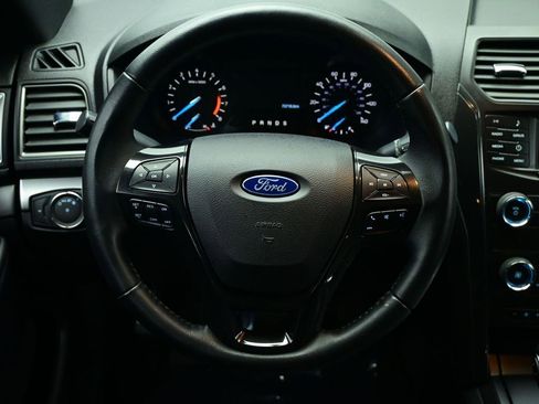 Used 2019 Ford Explorer XLT image 34