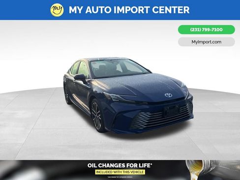 Used 2025 Toyota Camry XLE FWD image 1