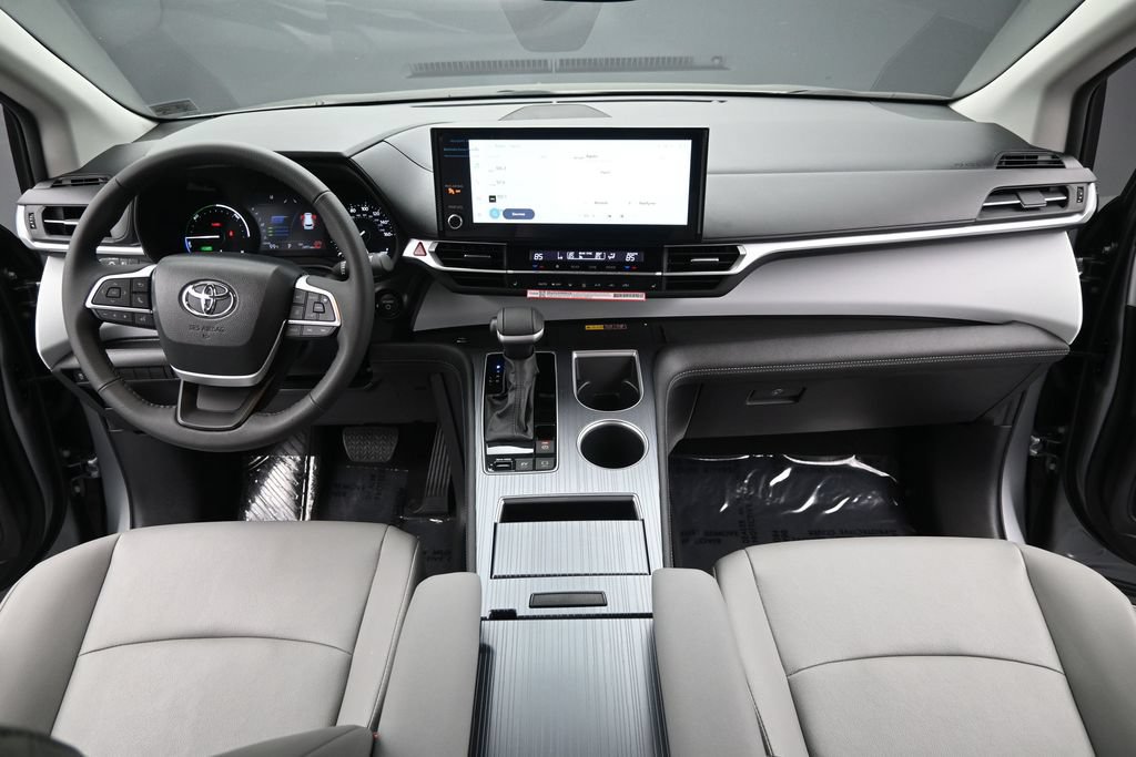 Used 2026 Toyota Sienna XLE FWD image 19