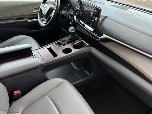 Used 2024 Toyota Sienna XLE image 19
