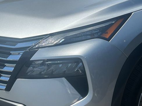 Used 2025 Nissan Rogue SV AWD/4WD image 9