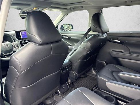 Used 2023 Toyota Highlander XLE FWD image 17
