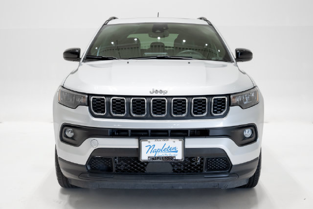 Used 2025 Jeep Compass Latitude w/ Sun & Sound Group AWD/4WD image 4
