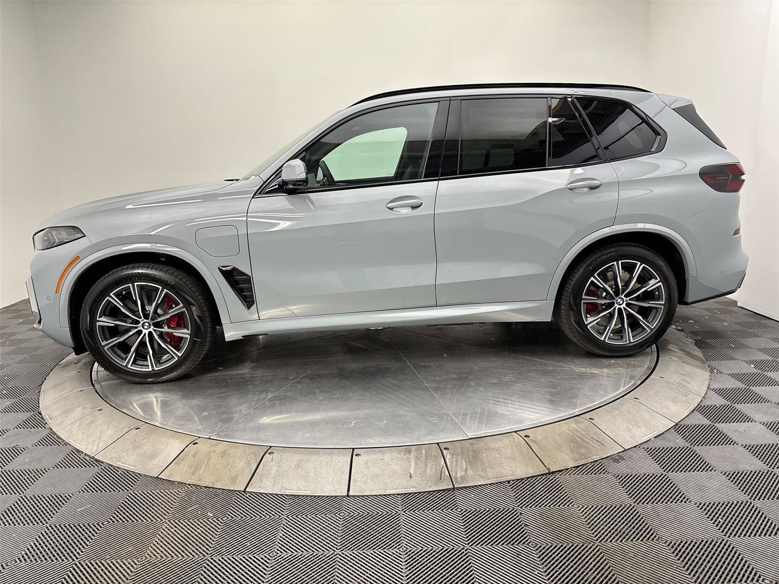 New 2026 BMW X5 xDrive50e w/ M Sport Package AWD/4WD image 16