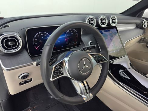 Used 2025 Mercedes-Benz GLC 300 4MATIC image 14