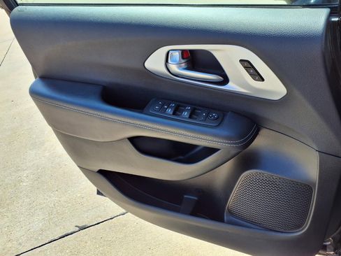 Used 2025 Chrysler Pacifica Limited image 20