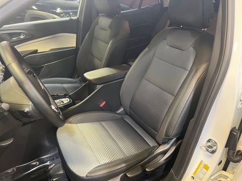 Used 2025 Chevrolet Trax LT w/ LT Convenience Package image 35