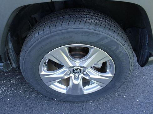 Used 2023 Toyota RAV4 XLE AWD/4WD image 5